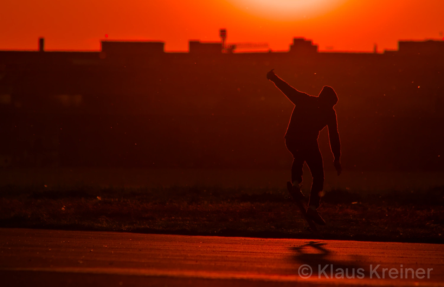 Anfang Mai 2017 in Berlin: Die Silhouette eines springenden Skaters vor der Skyline des Flughafengebäudes im Abendrot.