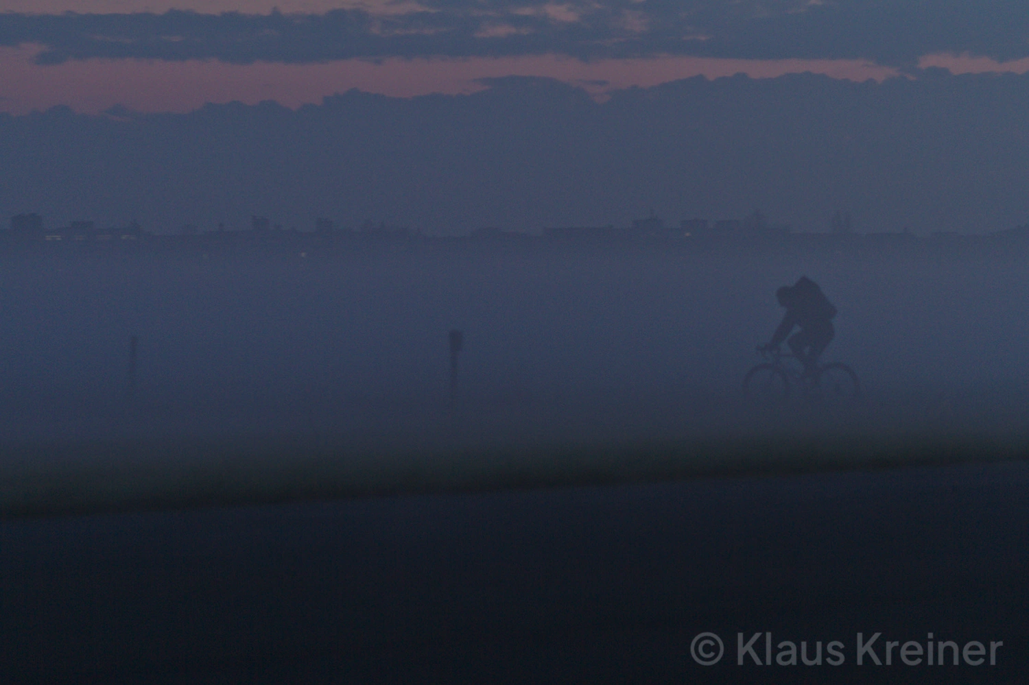 Mitte Oktober 2017 in Berlin: Im Sonnenuntergang bewegt sich ein Fahrradfahrer durch den Herbstnebel auf dem Tempelhofer Feld.