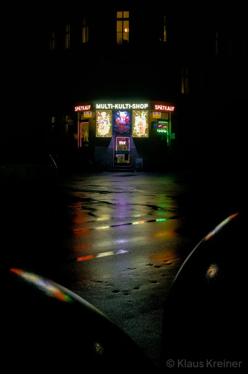 Anfang Januar 2020 in Berlin: Ein Spätkauf an einem verregneten Abend im Bezirk Kreuzberg. Ein 'Multi-Kulti-Shop' voller Reflexionen.