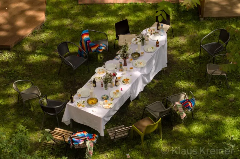 Ende Mai 2023 in Berlin: Eine Tafel am frühen Morgen nach einer abendlichen Party im Hinterhof eines Mehrfamilienhauses im Schillerkiez.