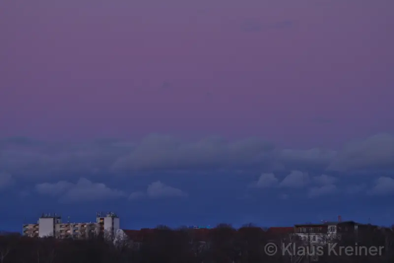 Anfang Februar 2019 in Berlin. Häuser im Bezirk Neukölln vor einem blila-rötlichen Abendhimmel in der blauen Stunde.