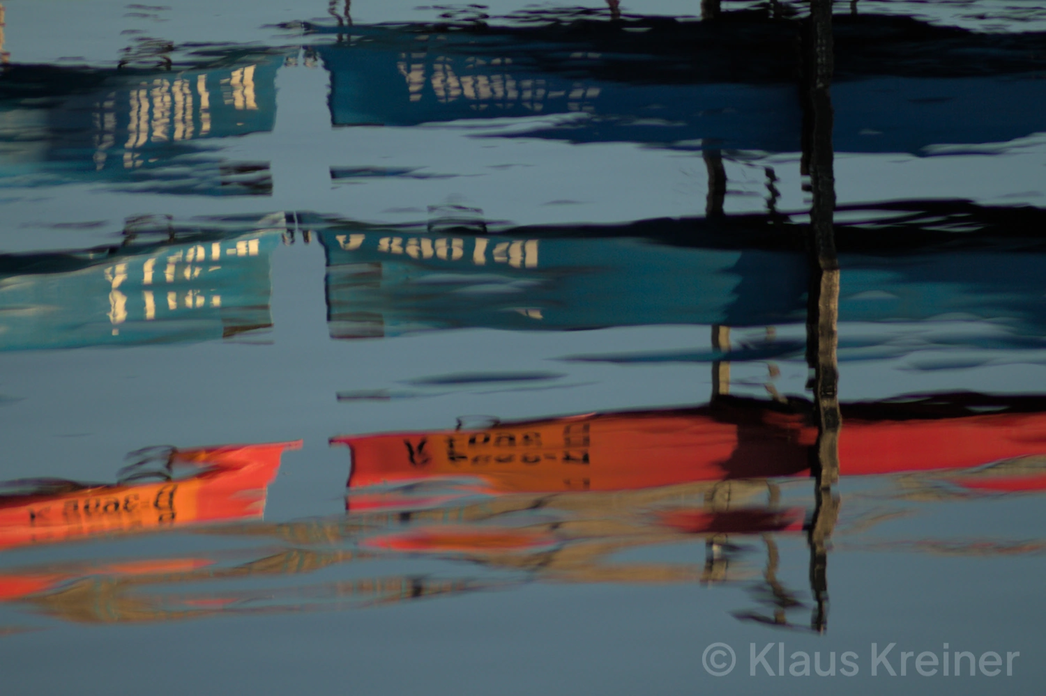 Anfang März 2023 in Berlin: Die Wasseroberfläche in der Rummelsburger Bucht reflektiert die abgelegten Paddelboote.