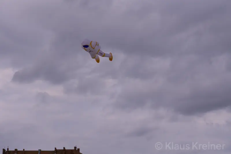 Ende Mai 2017 in Berlin: Ein Astronaut-Drachen schwebt über dem Dach eines Mehrfamilienhauses in der Oderstraße.