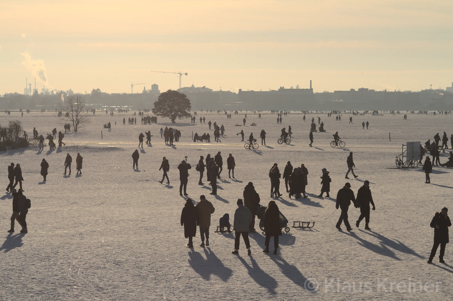 Mitte Februar 2021 in Berlin: Wimmelbild mit mehreren Menschen an einem Sonntag auf dem schneebedeckten Tempelhofer Feld.