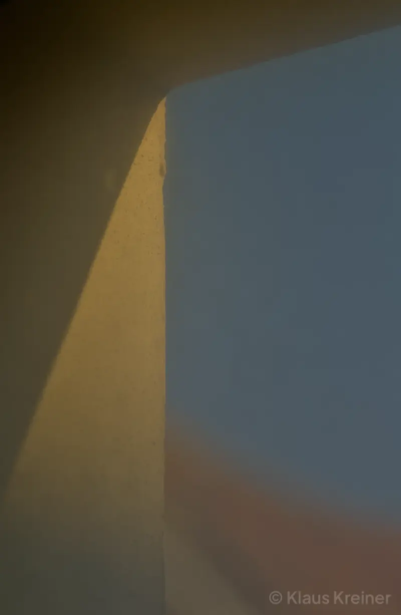 Mitte November 2019 in Brandenburg: Die Sonne wirft ihre Schatten durch ein zerbrochenes Fenster in ein verlassenes Gebäude.