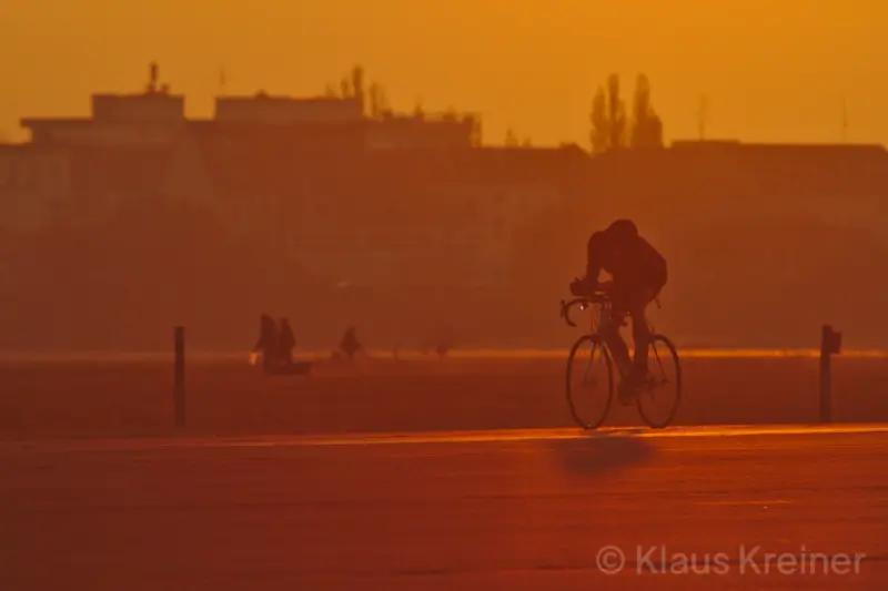 Anfang November 2018 in Berlin: Ein Rennradfahrer zieht im Abendrot seine Bahnen über den Asphalt vom Tempelhofer Feld.