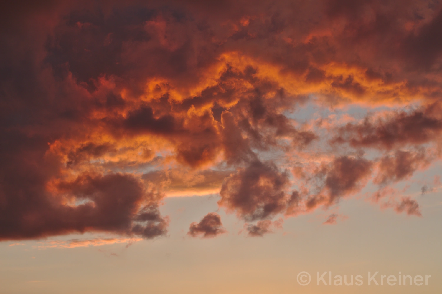 Anfang Mai 2019 in Berlin: Ein farbenprächtiges Abendrot in einem überwiegend orangefarbenen Wolkengebilde.