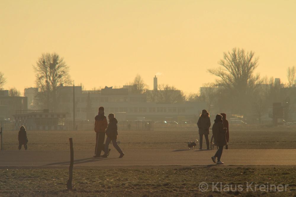 Anfang Januar 2024 in Berlin: Mehrere Menschen flanieren an einem frostreichen sonnigen Spätnachmitag über das Tempelhofer Feld.