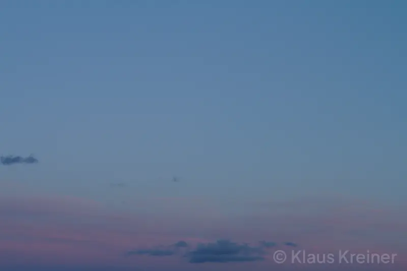 Anfang Mai 2019 in Berlin: In der sogenannten Blauen Stunde lassen sich lila- und blaufarbene Wolken am Himmel blicken.