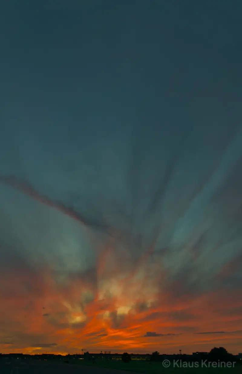 Mitte September 2019 in Berlin: Beim Sonnenuntergang zeigt sich der herbstliche Himmel ganz farbgewaltig, geht vom Rot ins Blau.