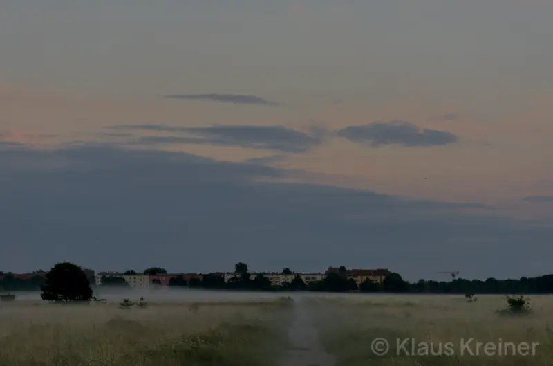 Anfang August 2021 in Berlin: Ein wunderschöner Nebel kündigt ein abendliches Unwetter an, im Hintergrund sind die Häuser der Oderstraße.