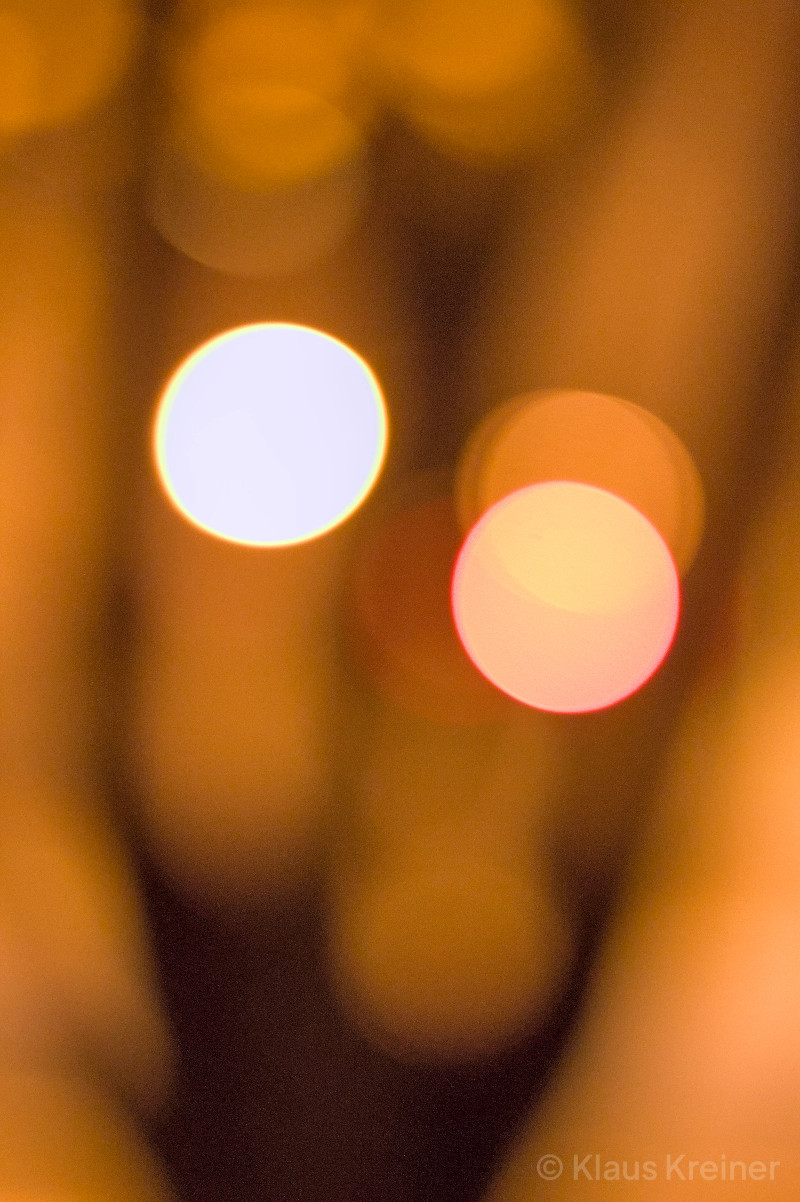 Ende Oktober 2015 in Berlin: Die Äste eines Baums sowie einige Lichtpunkte im Gegenlicht von nächtlichen Laternen.