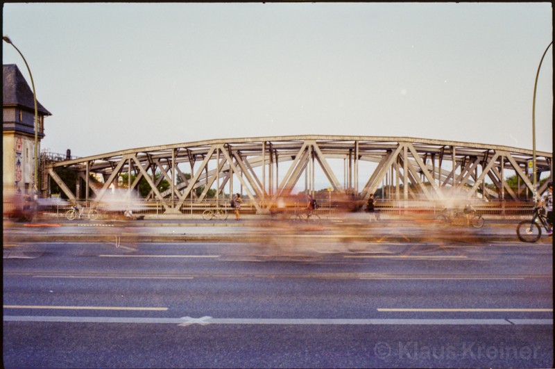 Critical-Mass-Radelnde vor der untergehenden Sonne auf der alten Elsenbrücke im Juli 2019.
