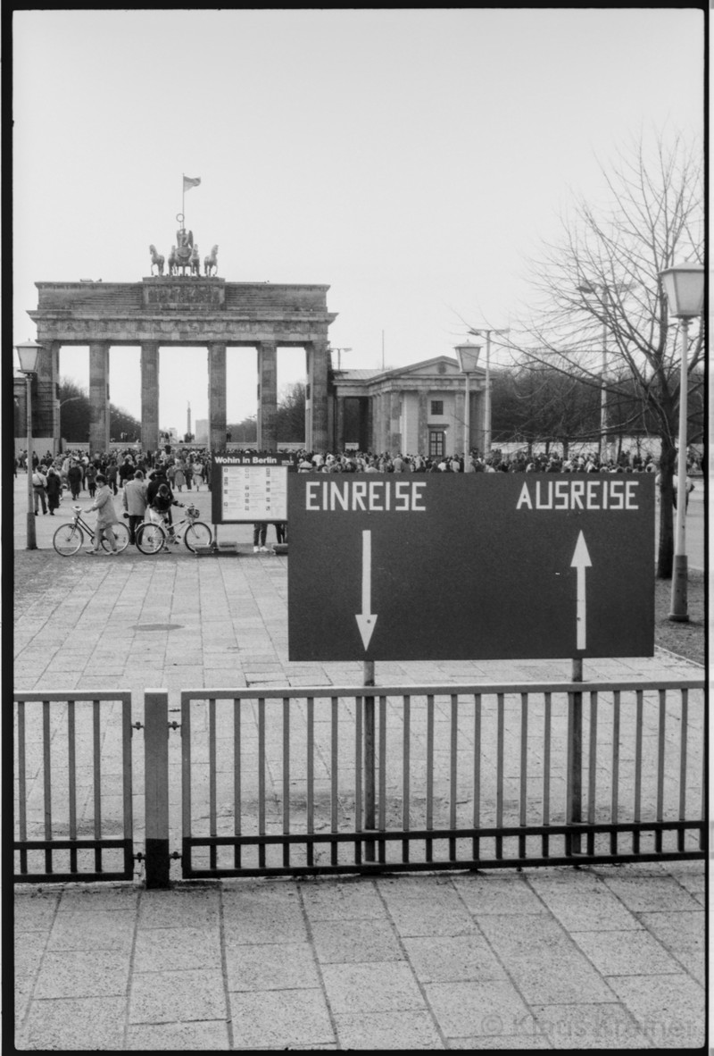 Das Brandenburger Tor nach dem Fall der Mauer zwischen Ein- und Ausreise.