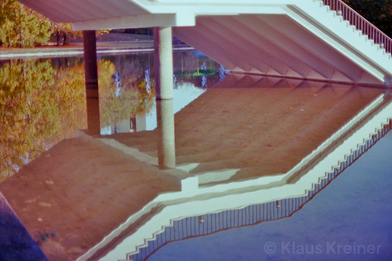 Die Treppe zum Haus der Kulturen der Welt in der Wasser-Spiegelung.