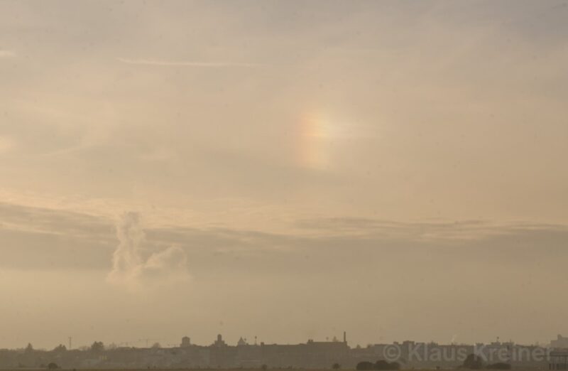 Das Tempelhofer Feld mit ein paar Wolken in der goldenen Stunde.