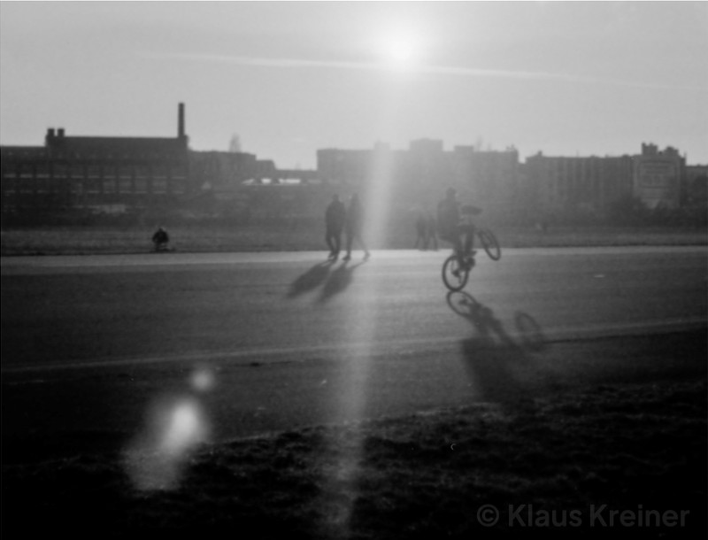 Ein Fahrrad-Jockey unter der nachmittäglichen Sonne auf einer der Rollbahnen vom THF.