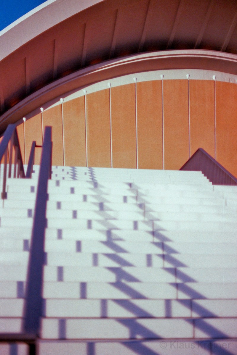 Die Treppe zum Haus der Kulturen der Welt, strukturiert vom Schattenwurf des Geländers.