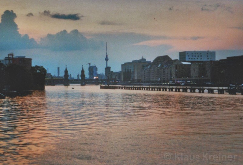 Im Abendrot ein Blick von der alten Elsenbrücke auf die Mitte Berlins.