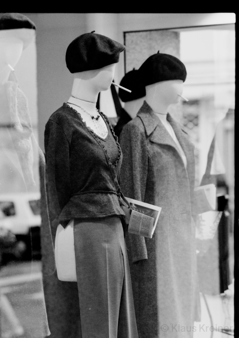 Ende der 1990er Jahre im französischen Rouen: In diesem Schwarzweiß-Bild stehen mehrere drapierte Puppen in einem Schaufenster.