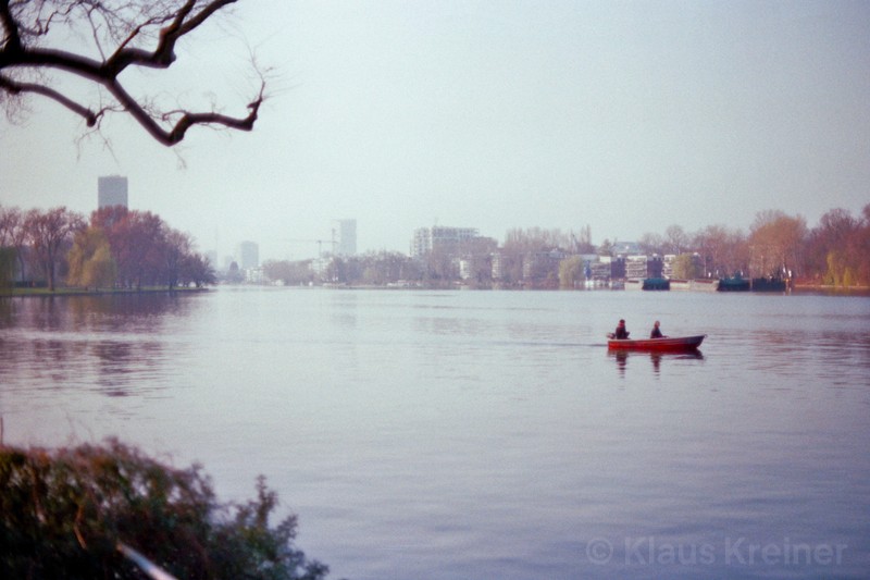 Ein kleines Motorboot nahe der Liebesinsel auf der Spree, am frühen Nachmittag sommerlich illuminiert.