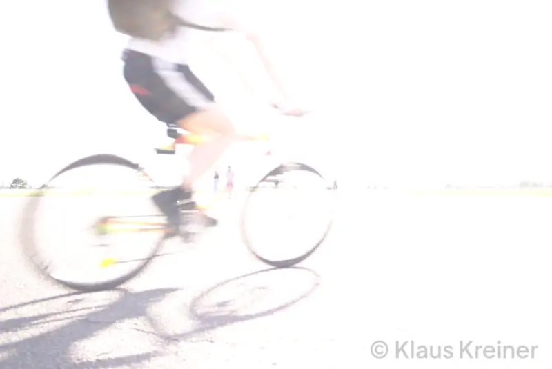 High-Key-Foto mit einem verwischten Radfahrer