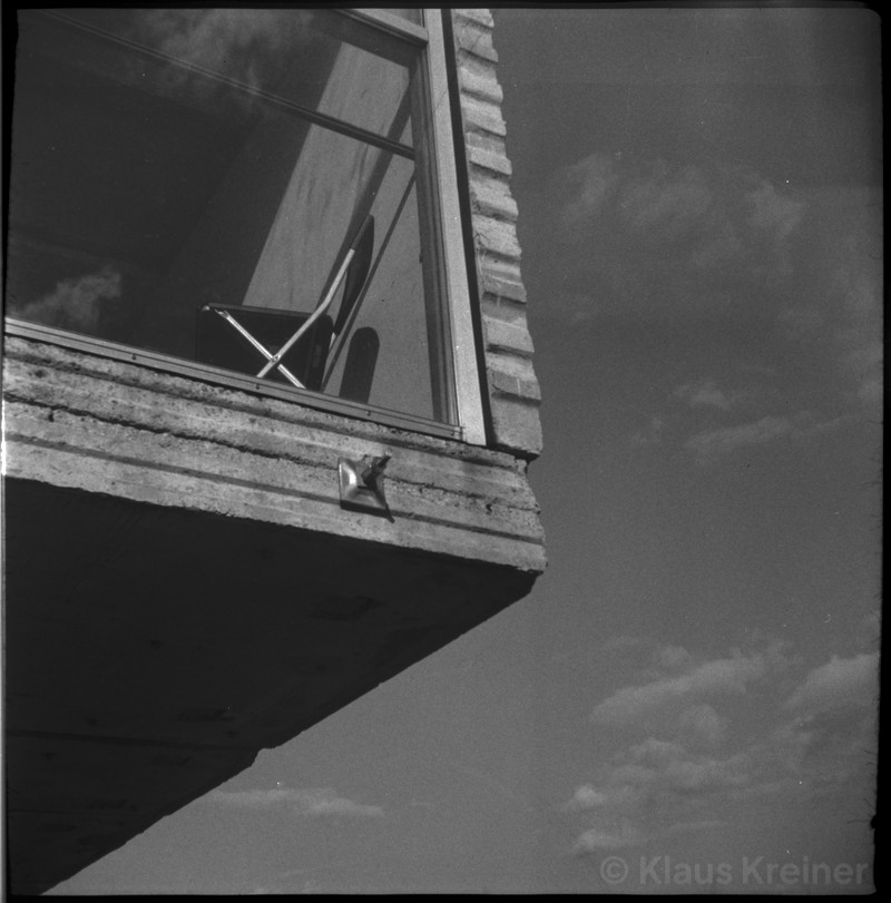 Ein Ausschnitt in SW vom Gebäude Plattenvereinigung auf dem Tempelhofer Feld.