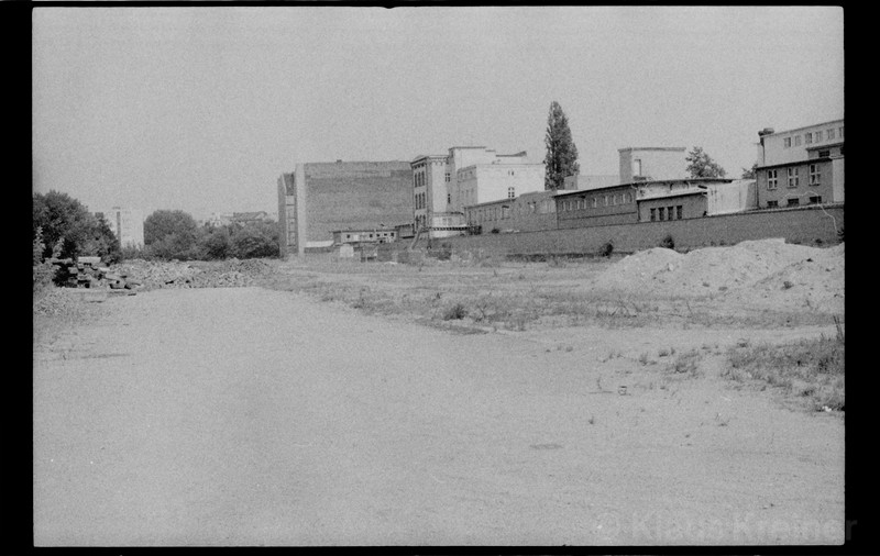 Sommer 1992 in Berlin: Neorealistisch anmutende Schotterpiste im ehemaligen Grenzgebiet von Ost- und Westberlin.