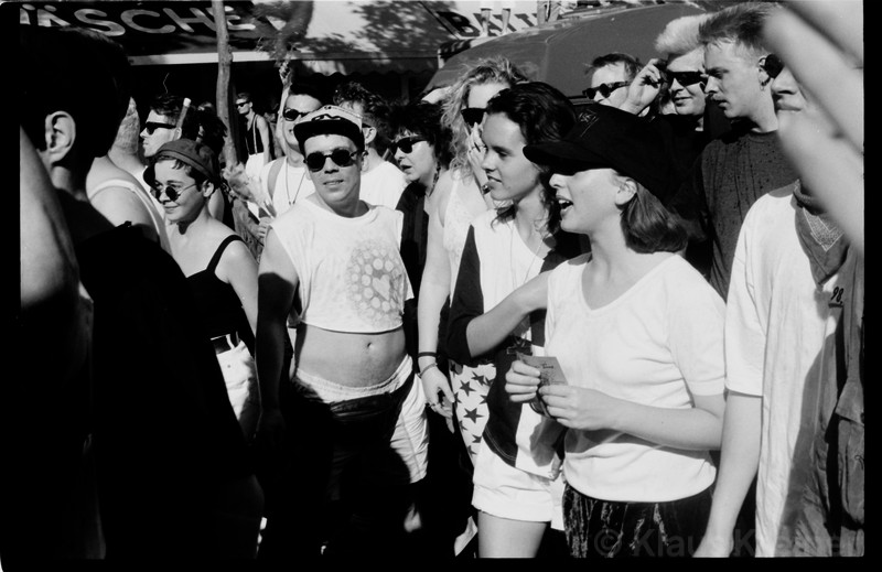 Anfang Juli 1991 in Berlin: Zur 3. Loveparade auf dem Kurfürstendamm tanzen junge Menschen, in schwarz-weiß aufgenommen.