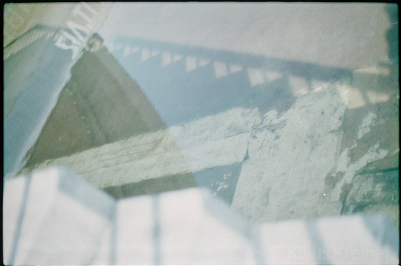 Eine Reflexion der Wasseroberfläche bzw. Tauchen am Haus der Kulturen der Welt.