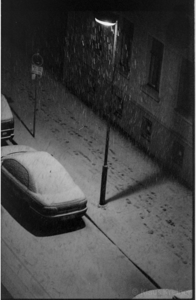 Die Tucholskystraße aus der Vogelperspektive beim nächtlichen Schneefall